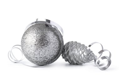 Beyaz arka planda izole edilmiş gümüş parıldayan Noel mücevherleri