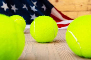Ahşap yüzeyde tenis ekipmanları. Yakın çekim.