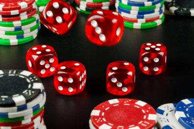 Zarlar ve cipsler siyah masaya yakın.