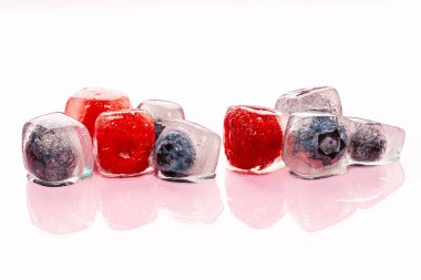 Buzlu taze böğürtlen, içecek olarak.