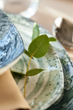 Şölen için servis edilen zarif bir yemek masası.