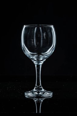 Siyah arka planda şarap kadehi, ön manzara.