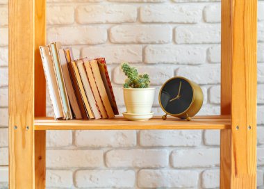 Ahşap raf ve ev dekorasyonu.