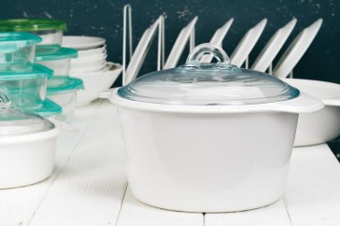 Mutfağın içinde beyaz tencere yemek takımı.