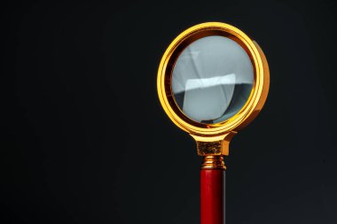 Büyüteç siyah arkaplanı kapatıyor