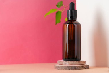 Kahverengi cam kozmetik şişesi. Organik kozmetik konsepti