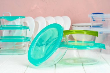 Çeşitli tabaklar ve yiyecek kutularıyla temiz bir mutfak.