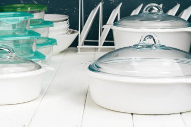 Mutfağın içinde beyaz tencere yemek takımı.