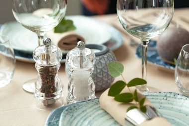 Mumlar ve bitki dalları ile masa ayarları