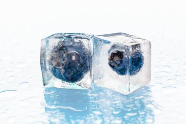 Donmuş böğürtlenler pembe üzerinde buz küpleri