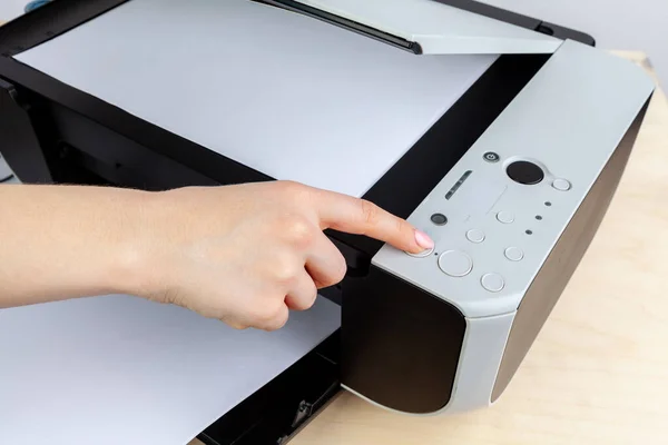 Mãos de uma mulher usando uma máquina de cópia de perto — Fotografia de Stock