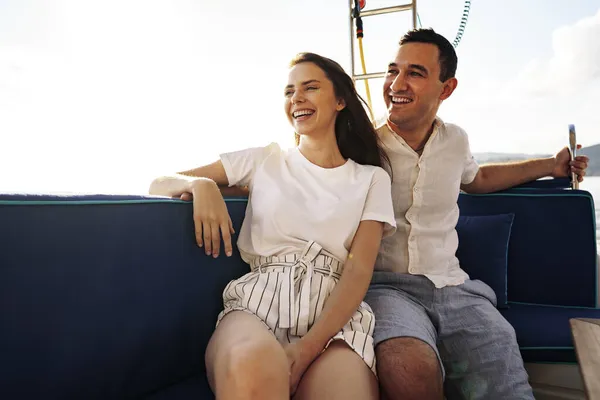 Casal feliz em um iate no verão em férias românticas — Fotografia de Stock