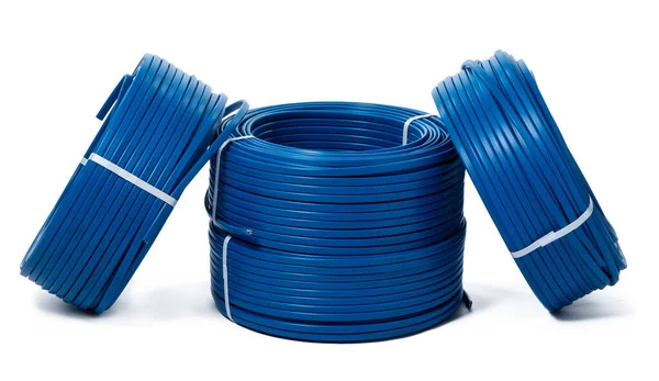 Spoelen van blauwe kabel geïsoleerd op witte achtergrond — Stockfoto