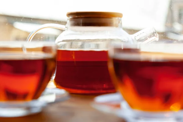 Heiße Tasse Tee auf rustikalem Holztisch aus nächster Nähe — Stockfoto