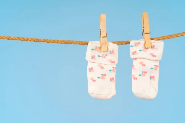 Babysokken op een waslijn. Babykleding wassen — Stockfoto