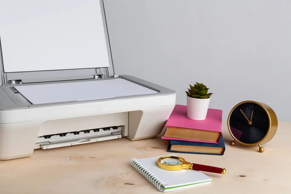 Escáner blanco o máquina de impresora en una mesa de primer plano — Foto de Stock