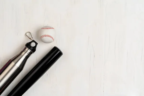 Basebollträ och boll, vy ovanifrån — Stockfoto