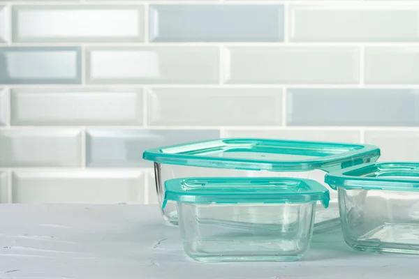 Набор пластиковых коробок кухонной утвари на кухне — стоковое фото