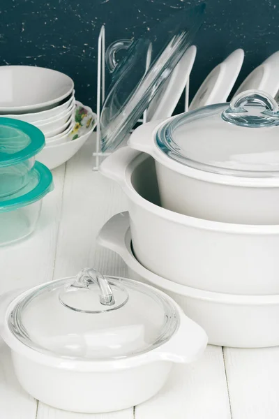 Посуда из белого горшка в кухонном интерьере — стоковое фото