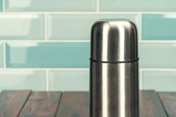 Алюминиевый металлический термос контейнер бутылку закрыть — стоковое фото