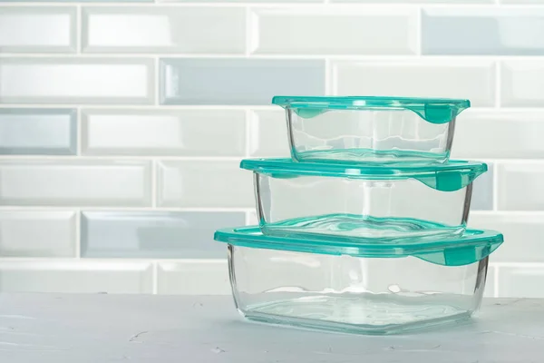 Набор пластиковых коробок кухонной утвари на кухне — стоковое фото