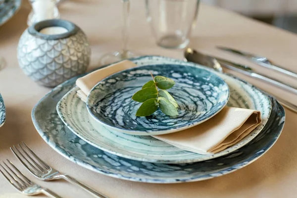Luxe tafelschikking voor een evenement in een restaurant — Stockfoto