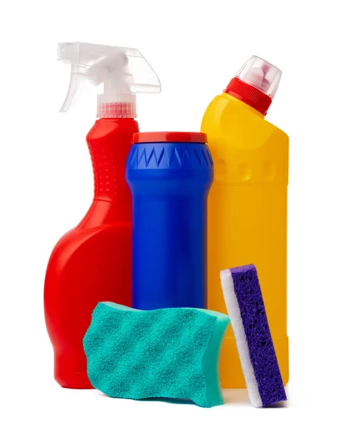 Пляшки з засобами для чищення та губкою на білому ізольованому фоні — стокове фото