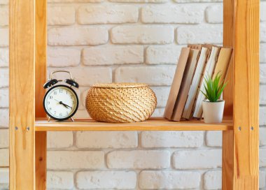Ahşap raf ve ev dekorasyonu malzemeleri.