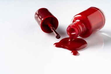 Beyaz arka planda dökülen tırnak macunu birikintisi.