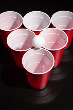 Siyah arka planda bira pong koleji oyunu