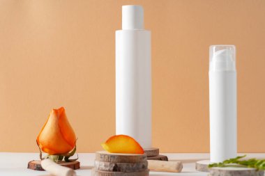 Turuncu gül yapraklarıyla süslenmiş kozmetik kapları.