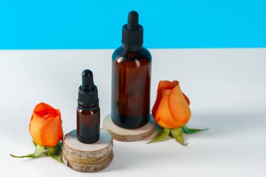 Turuncu gül yapraklarıyla süslenmiş kozmetik kapları.