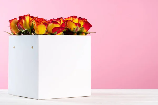 粉红底色玫瑰纸盒 — 图库照片