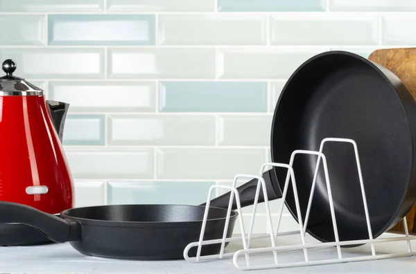 Panelas de cozinha limpas e secas em um balcão de cozinha — Fotografia de Stock