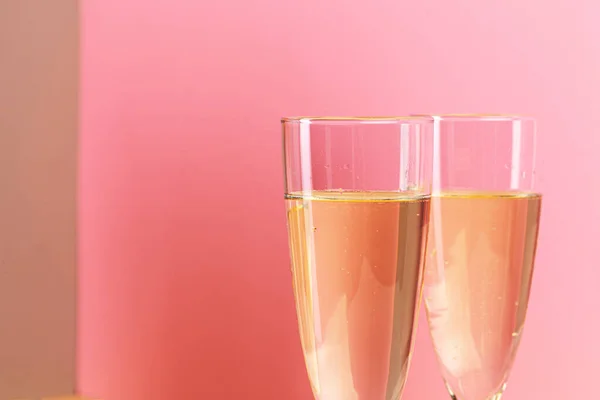 İki şampanya bardağının fotoğrafını çek. — Stok fotoğraf