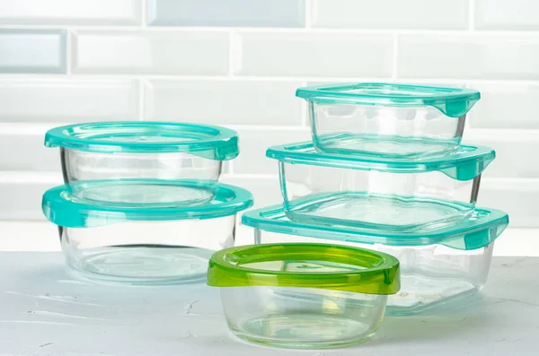 Conjunto de caixas de plástico utensílios de cozinha no balcão de cozinha — Fotografia de Stock
