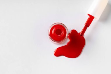 Beyaz arka planda dökülen tırnak macunu birikintisi.