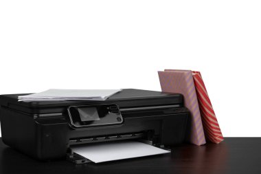 Yazıcı ve kitap yığını siyah tabloya karşı beyaz arkaplan