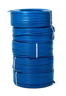 Beyaz arkaplanda izole edilmiş mavi kablo bobinleri