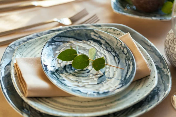 Elegante eettafel geserveerd voor banket evenement — Stockfoto