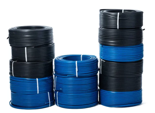 Bobines de câble noir et bleu isolées sur fond blanc — Photo