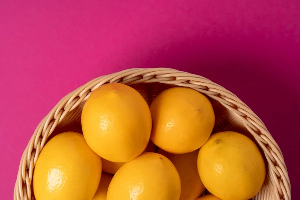 Limones maduros sobre fondo de papel rosa brillante —  Fotos de Stock