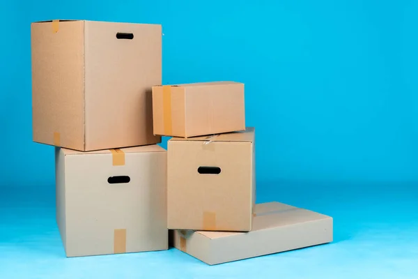 Стек картонних коробок на синьому фоні — стокове фото