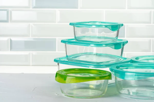 Conjunto de caixas de plástico utensílios de cozinha no balcão de cozinha — Fotografia de Stock