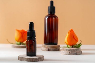 Turuncu gül yapraklarıyla süslenmiş kozmetik kapları.