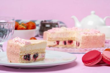 Çilekli ev yapımı kremalı bisküvi.