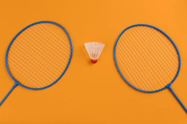 Mekik siki seti ve iki badminton raketi.