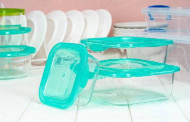 Çeşitli tabaklar ve yiyecek kutularıyla temiz bir mutfak.