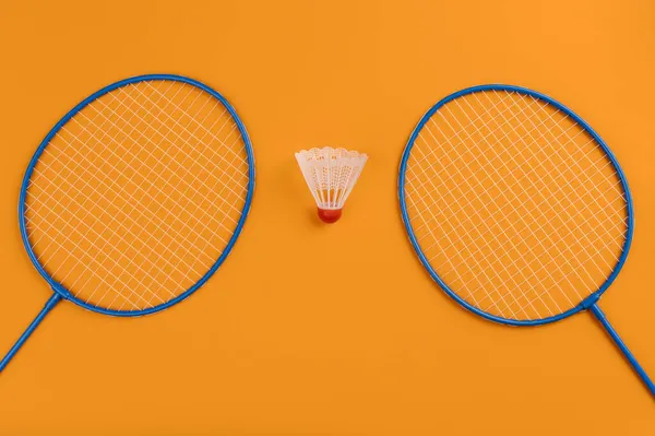 Conjunto de vaivém e duas raquetes de badminton — Fotografia de Stock