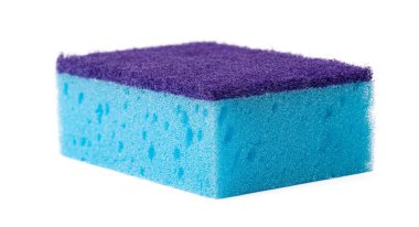 Beyaz arkaplanda izole edilmiş bulaşık temizleme süngeri